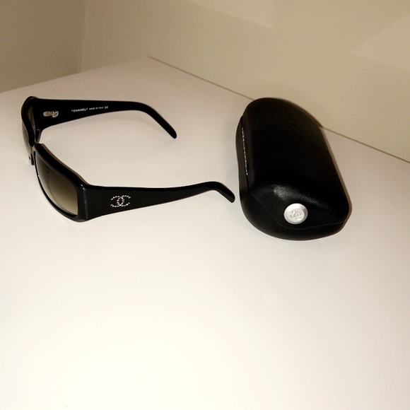 chanel sunglasses with flowers on side